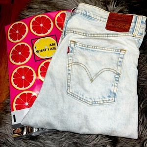 Levi’s Light Wash straight jeans